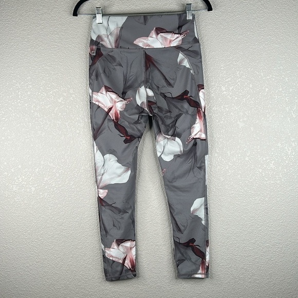 Fabletics Gray Floral Athletic Yoga Cropped Workout Leggings Size Small - Picture 4 of 6